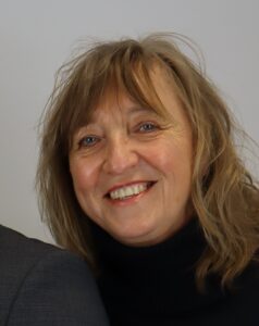 Portrait SPD-Stadträtin Steffi Heinzig vor rotem Hintergrund.