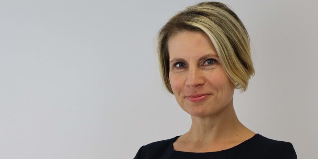 Portrait Anne-Kahtrin Findeiß, grauer Hintergrund (Foto: F. Beyer)