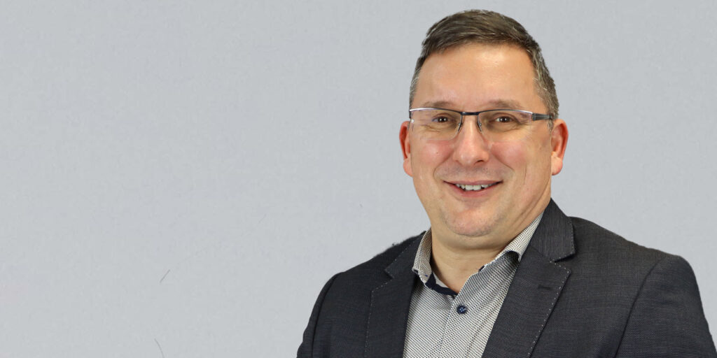 Portrait Jens Jurschka, grauer Hintergrund (Foto: F. Beyer)